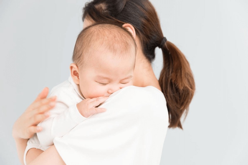 Trẻ sơ sinh bị nấc cụt có sao không? Cách chữa nấc cụt hiệu quả