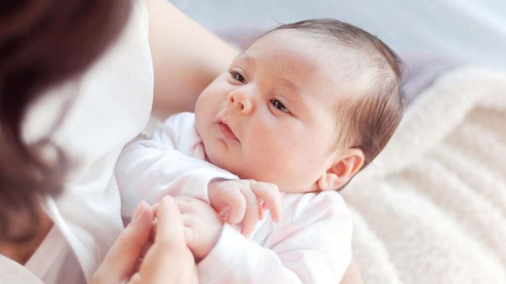 Trẻ sơ sinh bị nghẹt mũi thở khò khè khi ngủ phải làm sao?
